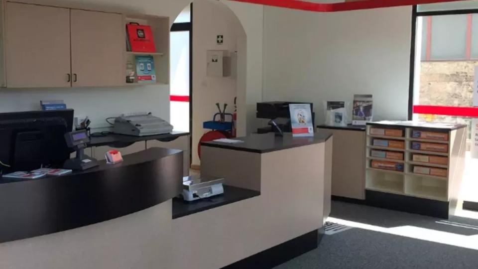 Megvenné a bezáró pesti postákat a milánói székhelyű multicég