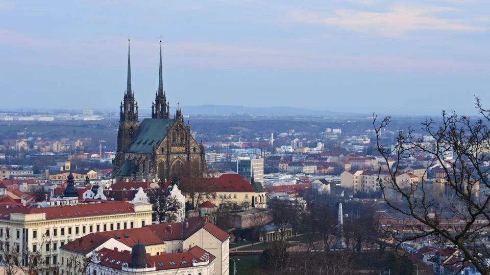Közelítenek a régiós fővárosok lakásárai, de többet kell dolgozni a vásárláshoz